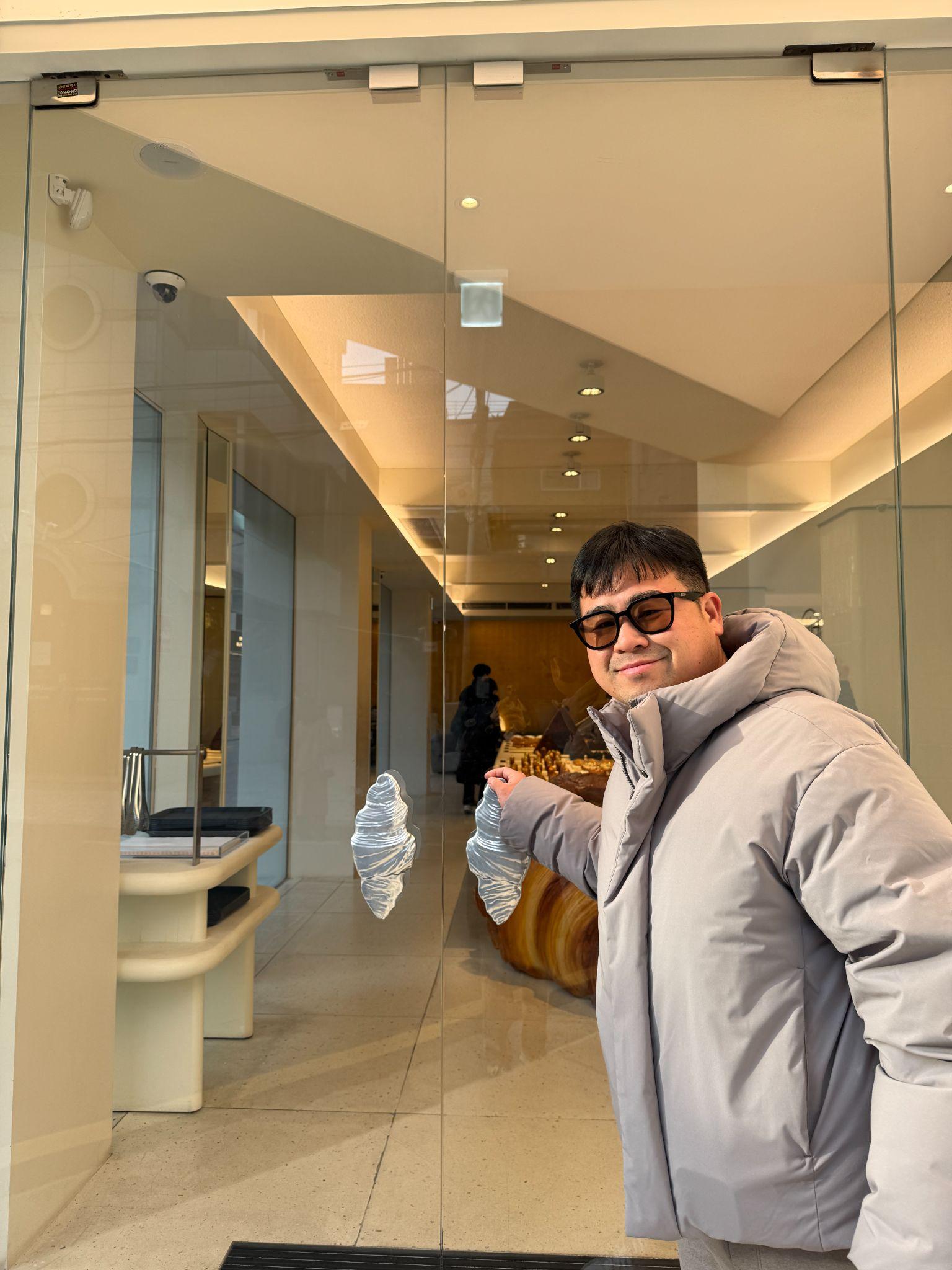 Walking into the clinic building in Seoul on a cold January morning